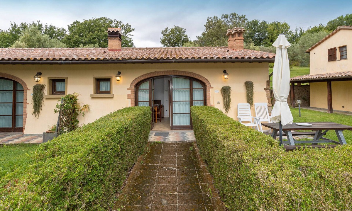 Santa Luce Apartment | Apartment 'Magnolia' with Shared Pool, Wi-Fi and Air Conditioning