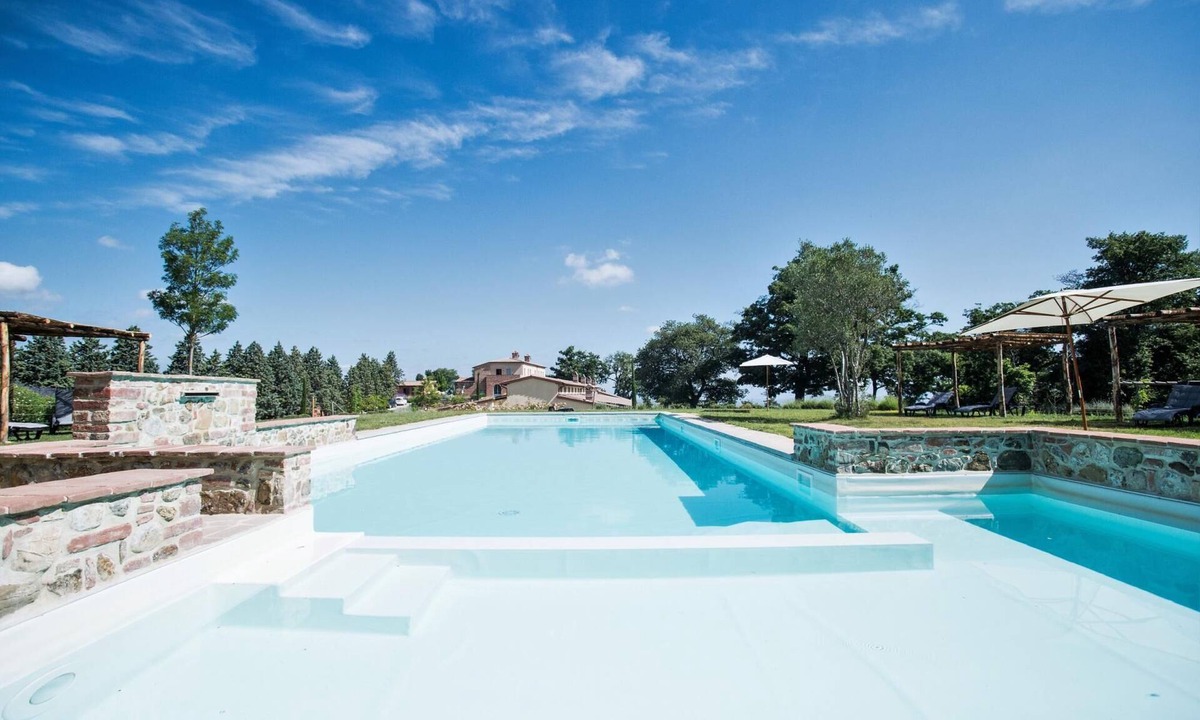 Torrita di Siena Apartment | Luxury Large Apt in Siena Resort at Eagle