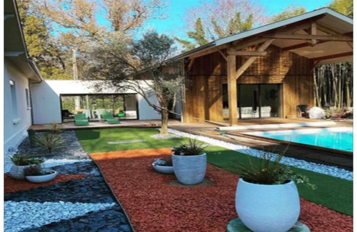 La Brede House | House with swimming pool and large garden