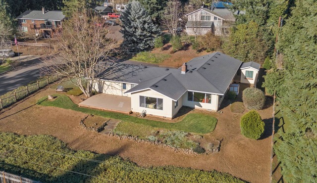 Oregon Wine Country Hillside Retreat w/4 bedrooms, 3 baths.