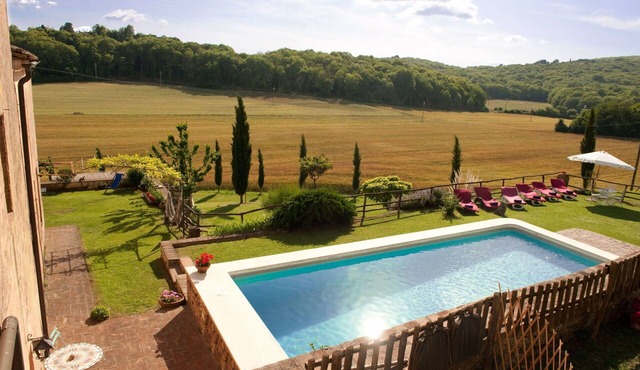 Private Villa with A/C, private pool, WIFI, hot tub, TV, patio, panoramic view, close to Siena