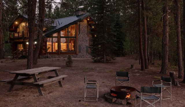 Riverfront La Pine Luxurious Log Cabin