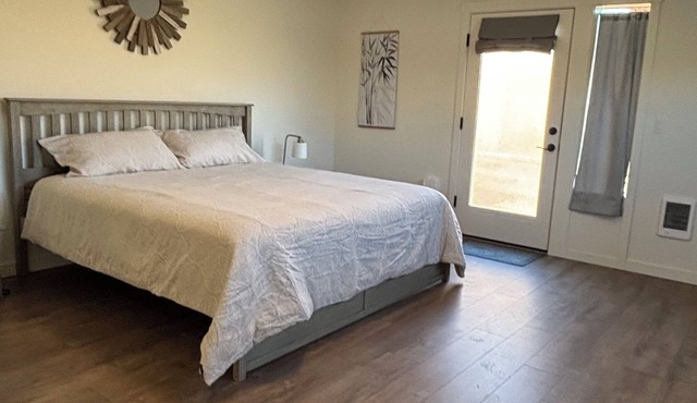 Studio in Forest Grove offers a ground-floor apartment in Forest Grove, Oregon.