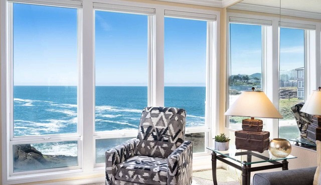 The Lighthouse Condo, Whale Watching & Pool