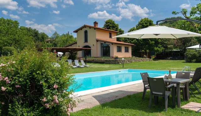 Wonderful private villa for 4 guests with WIFI, pool, TV and pets allowed