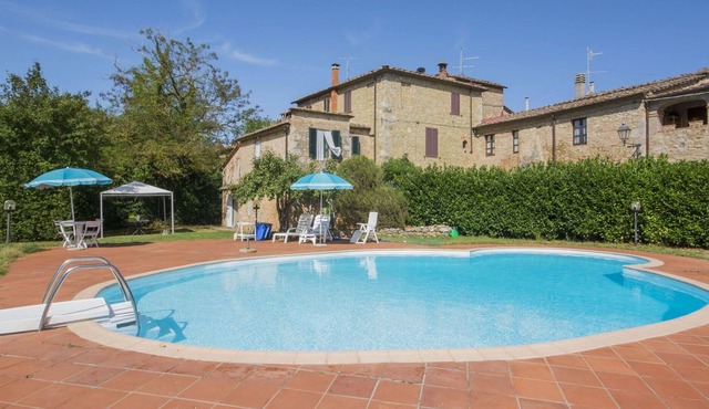 Wonderful private villa for 4 people with private pool, patio and parking, close to Siena